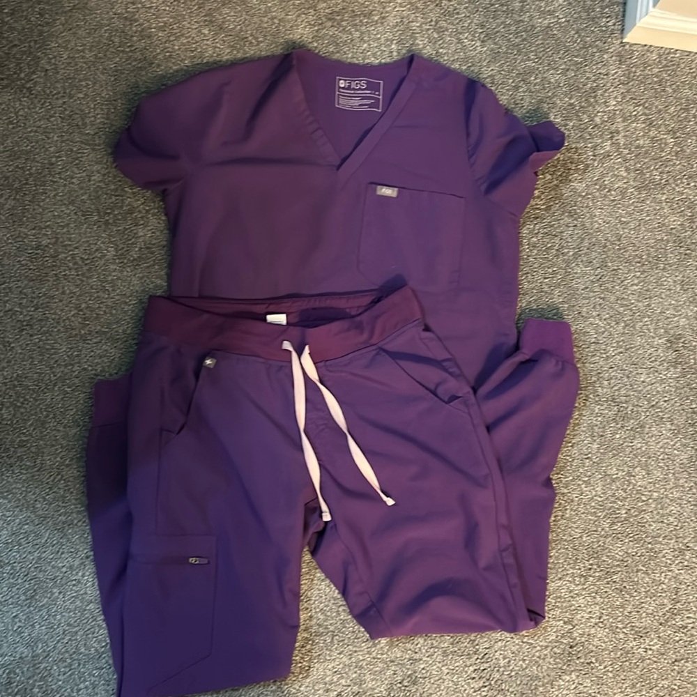 Figs ultraviolet scrub set  
Small Zamora joggers 
Medium Catarina top